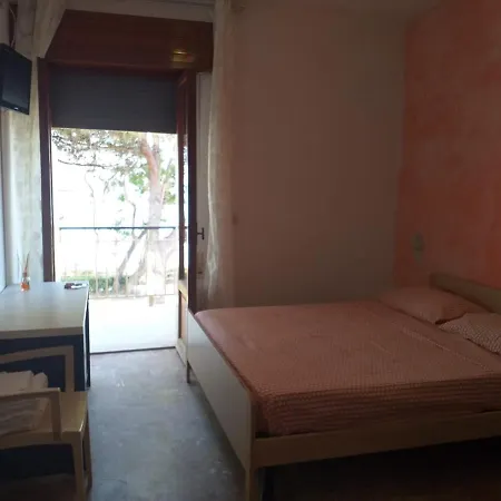 B&B Quadruple In - Sea View 피네토